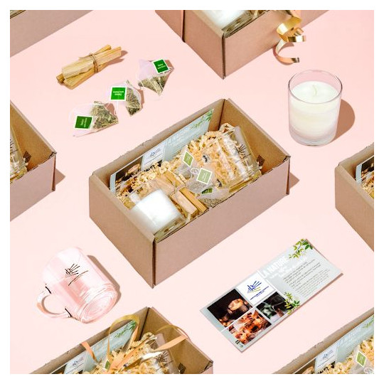 Box bien-être Forêt nordique pour entreprises – Cadeau professionnel personnalisé avec bougie, mug, thés et Palo Santo