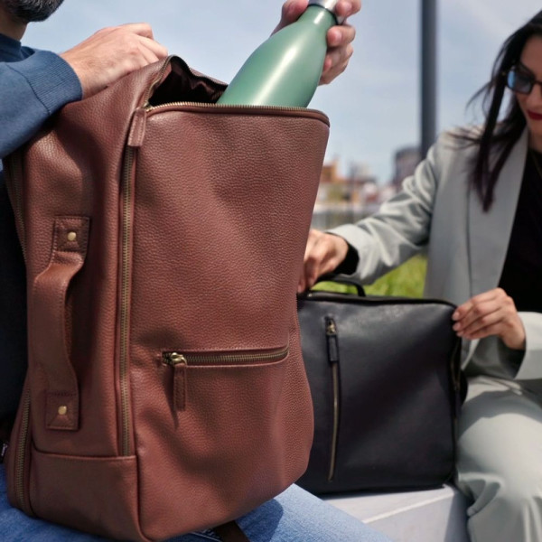 Sac à dos personnalisable Paris Backpack 20L en cuir recyclé pour entreprises et événements professionnels – BCM Goodies