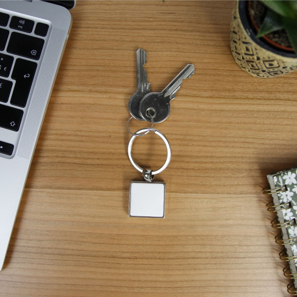 Porte-clés Métallique Carré personnalisé avec impression UV recto verso – Objet publicitaire pour entreprises et associations