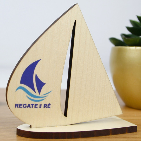 Trophée en bois personnalisé BATEAU 10cm – Fabrication française certifiée pour événements professionnels et associatifs