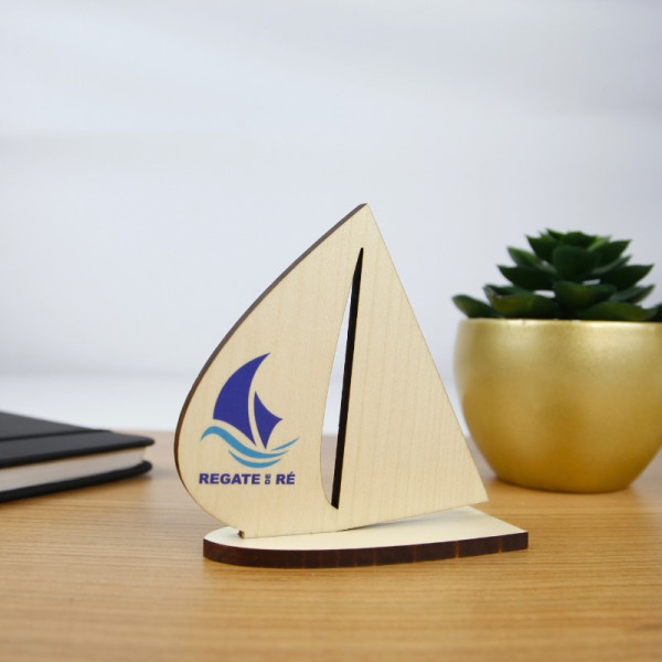 Trophée en bois personnalisé BATEAU 10cm – Fabrication française certifiée pour événements professionnels et associatifs