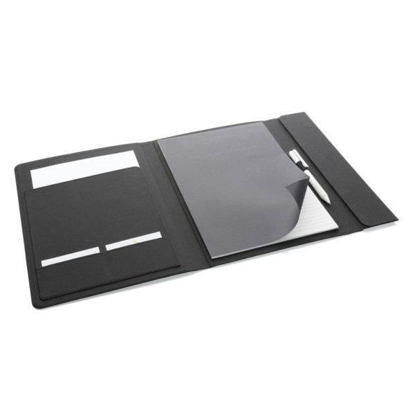 Conférencier A4 avec fermeture magnétique Impact Aware™ en polyester recyclé - BCM Goodies